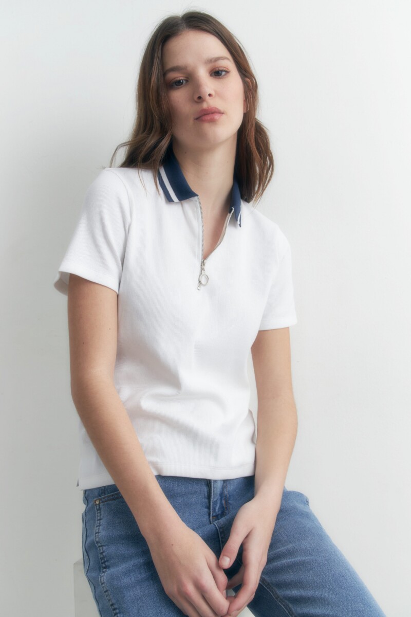 Remera cuello polo con cierre blanco