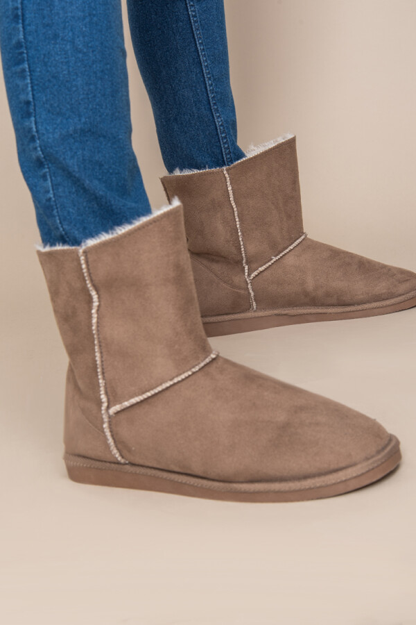 bota con corderito Marrón