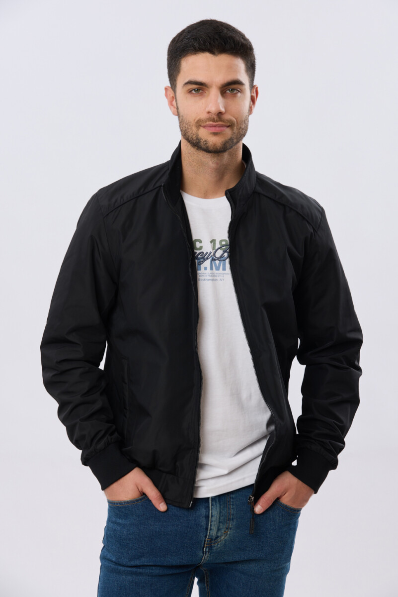 CAMPERA LIVIANA DE NYLON - Negro 