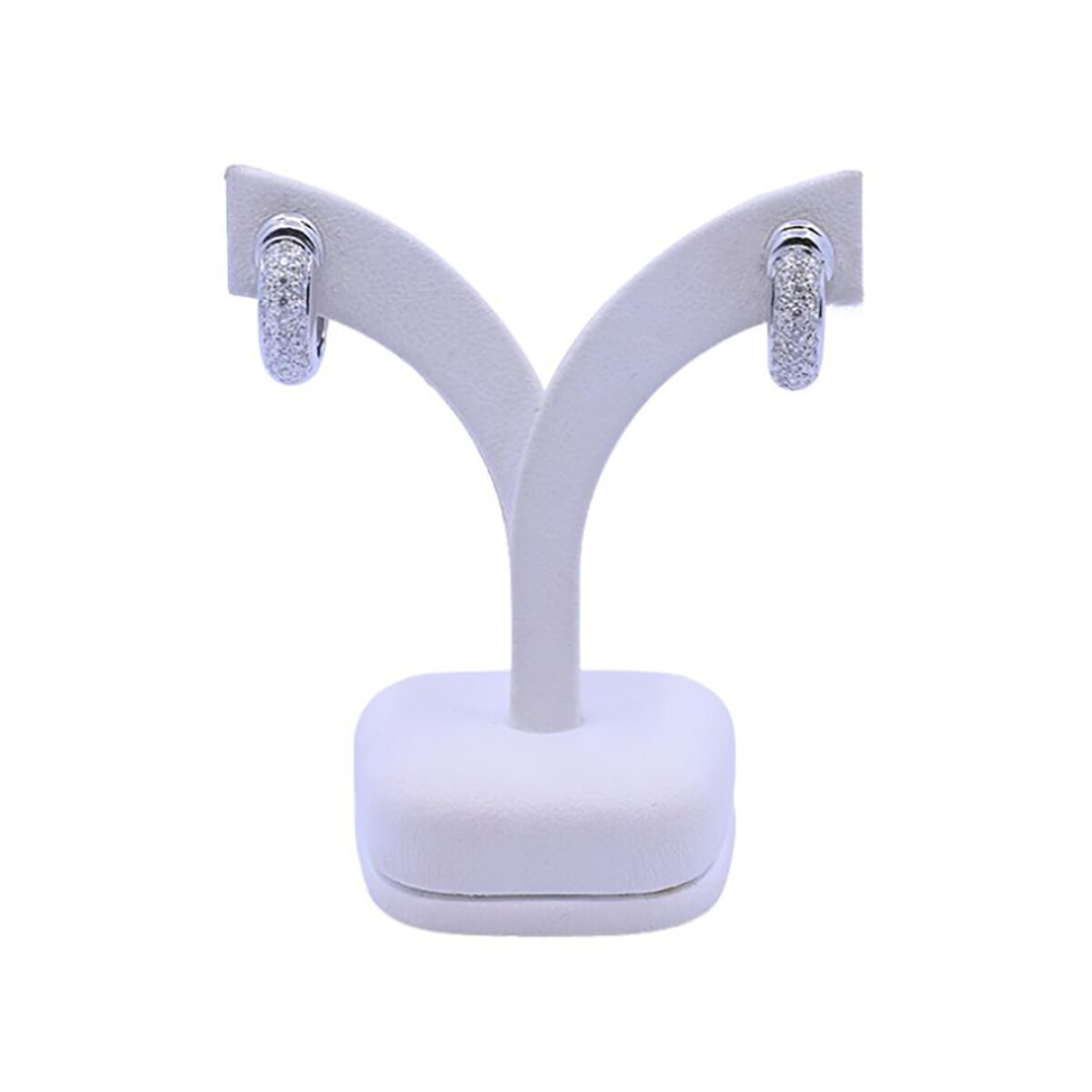 Aros 18 k blanco y brillantes engarzado pavé. 