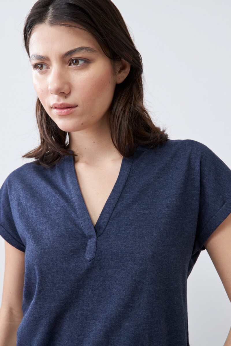 Remera media cartera escote en V azul marino melange