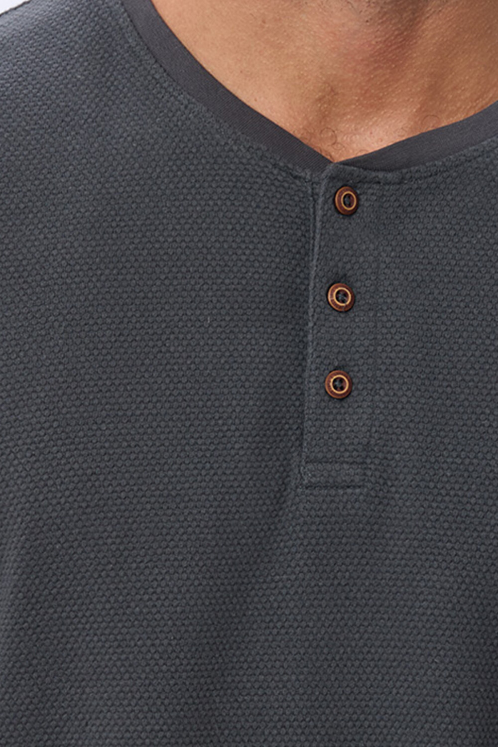 REMERA TEXTURADA DE ALGODÓN GRIS