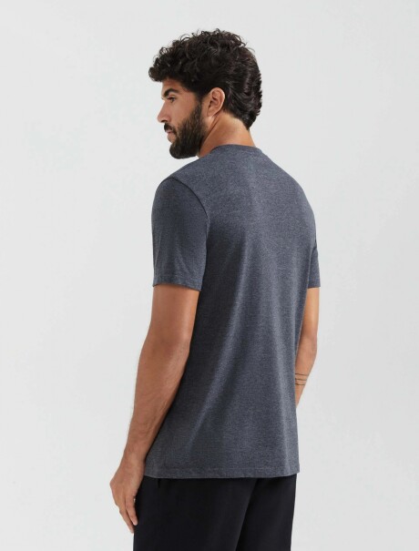 CAMISETA BÁSICA WORLD CUELLO EN V GRIS OSCURO