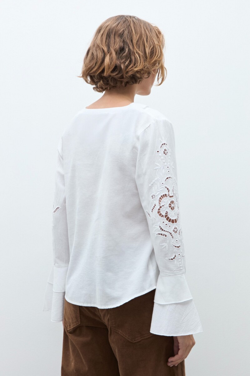 Blusa calada con volados blanco