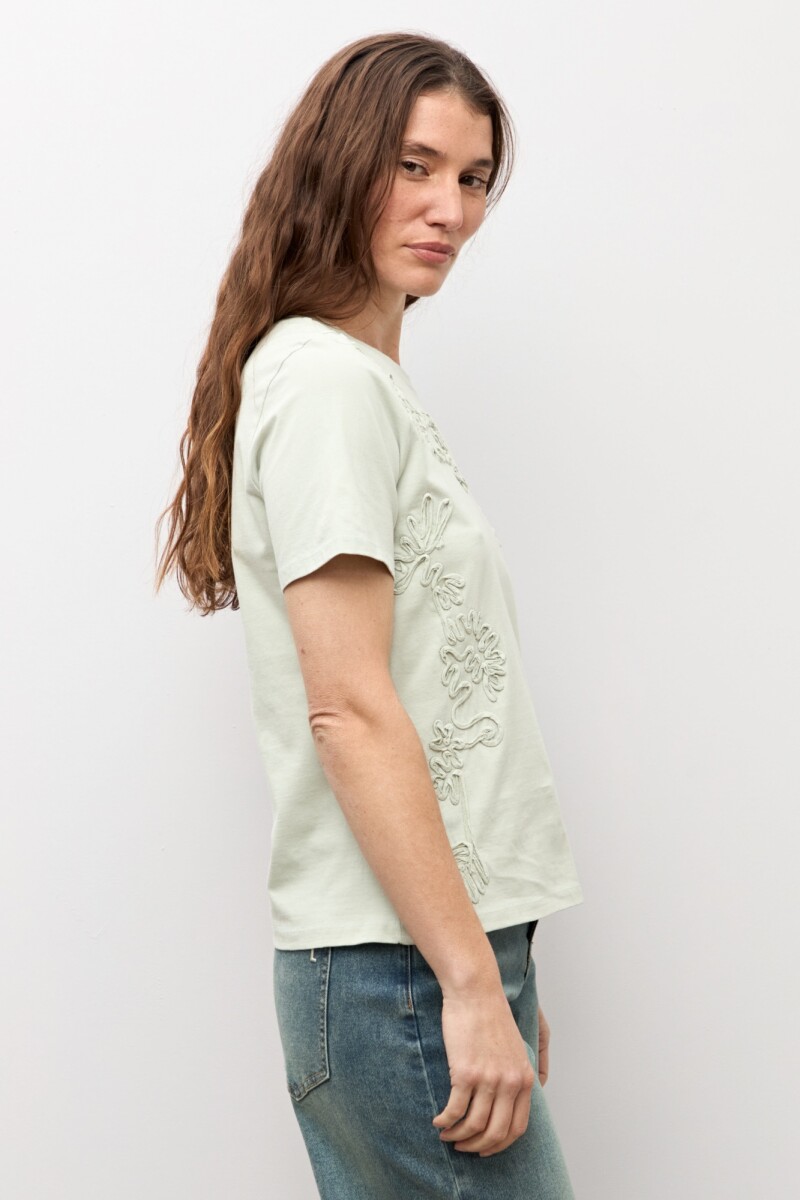 Remera apliques florales verde pastel