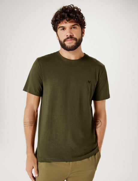 CAMISETA BÁSICA WORLD CON BORDADO VERDE MUSGO