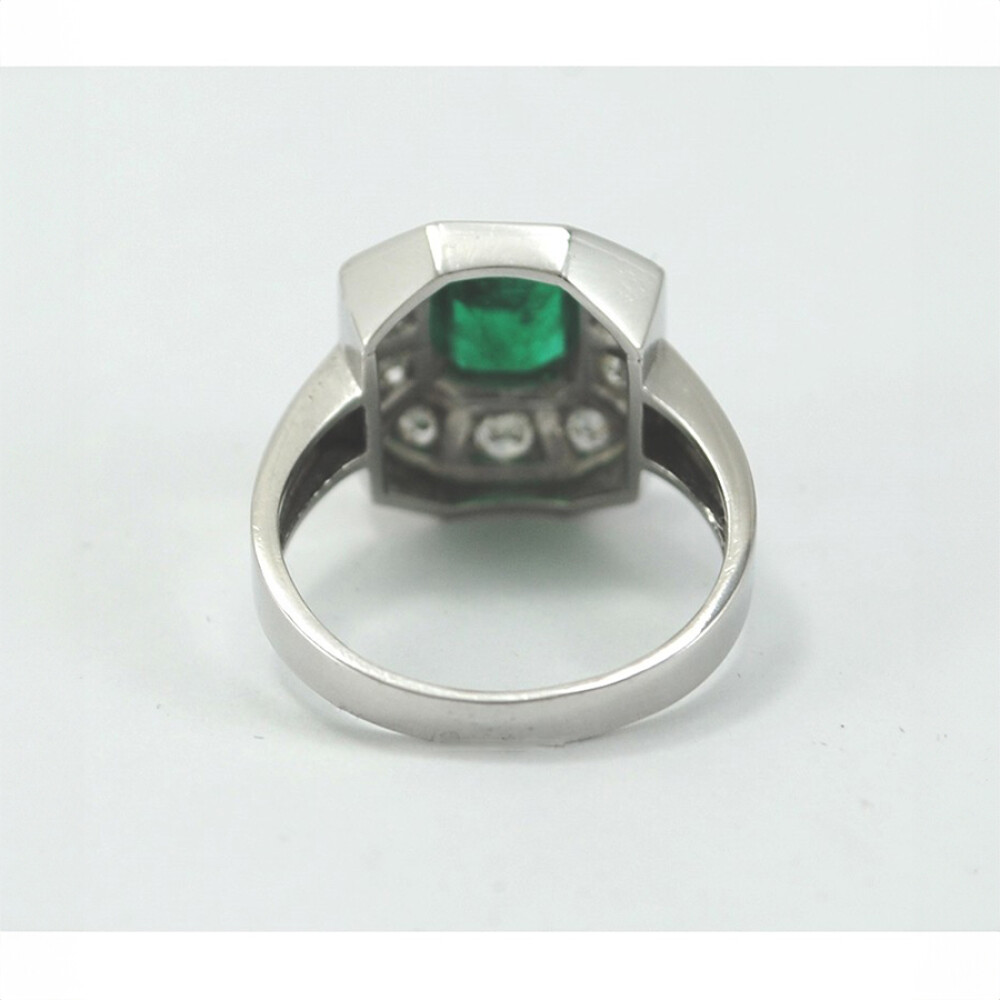 Hermoso anillo en platino con esmeralda central y brillantes Hermoso anillo en platino con esmeralda central y brillantes
