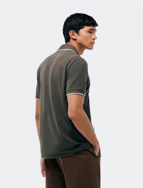 CAMISETA DE CUELLO CON BORDADO VERDE