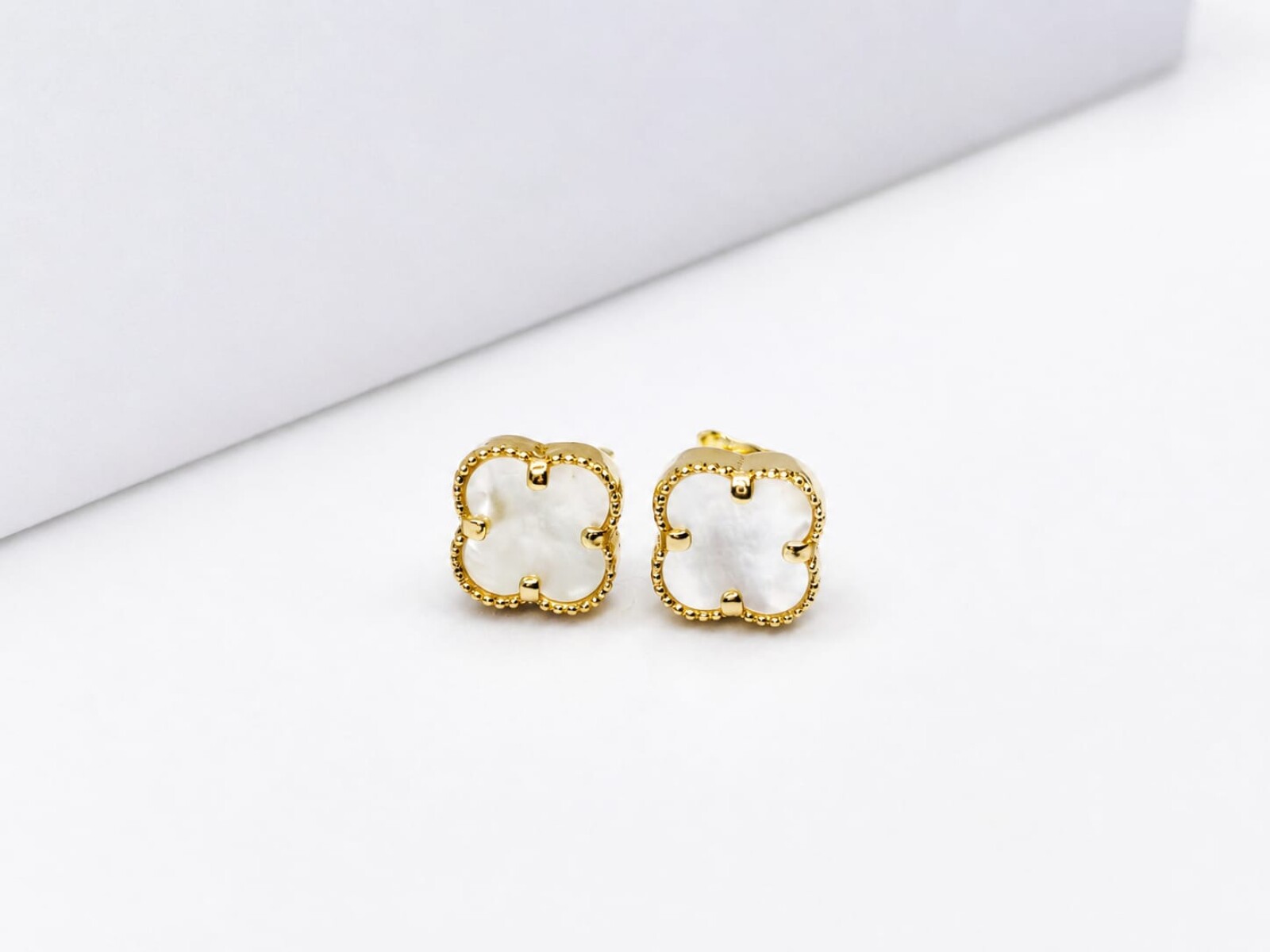Caravanas en oro 10kt y nàcar diseño " Van Cleef " 