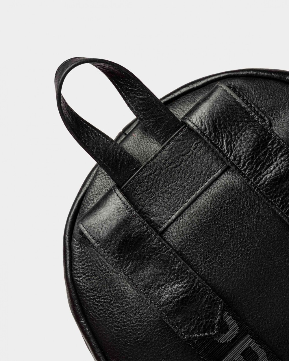 Mochila Urban En Cuero Liso Satinado Negro