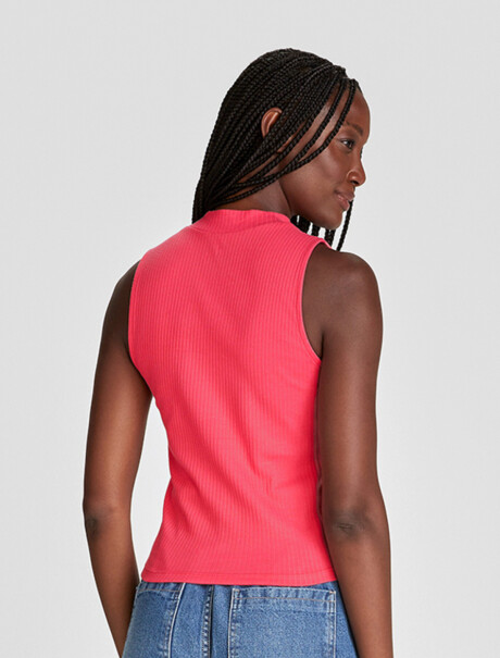 MUSCULOSA FEMENINA EN TELA ACANALADA CON CUELLO ALTO ROSADO