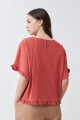 Blusa con volados lacre