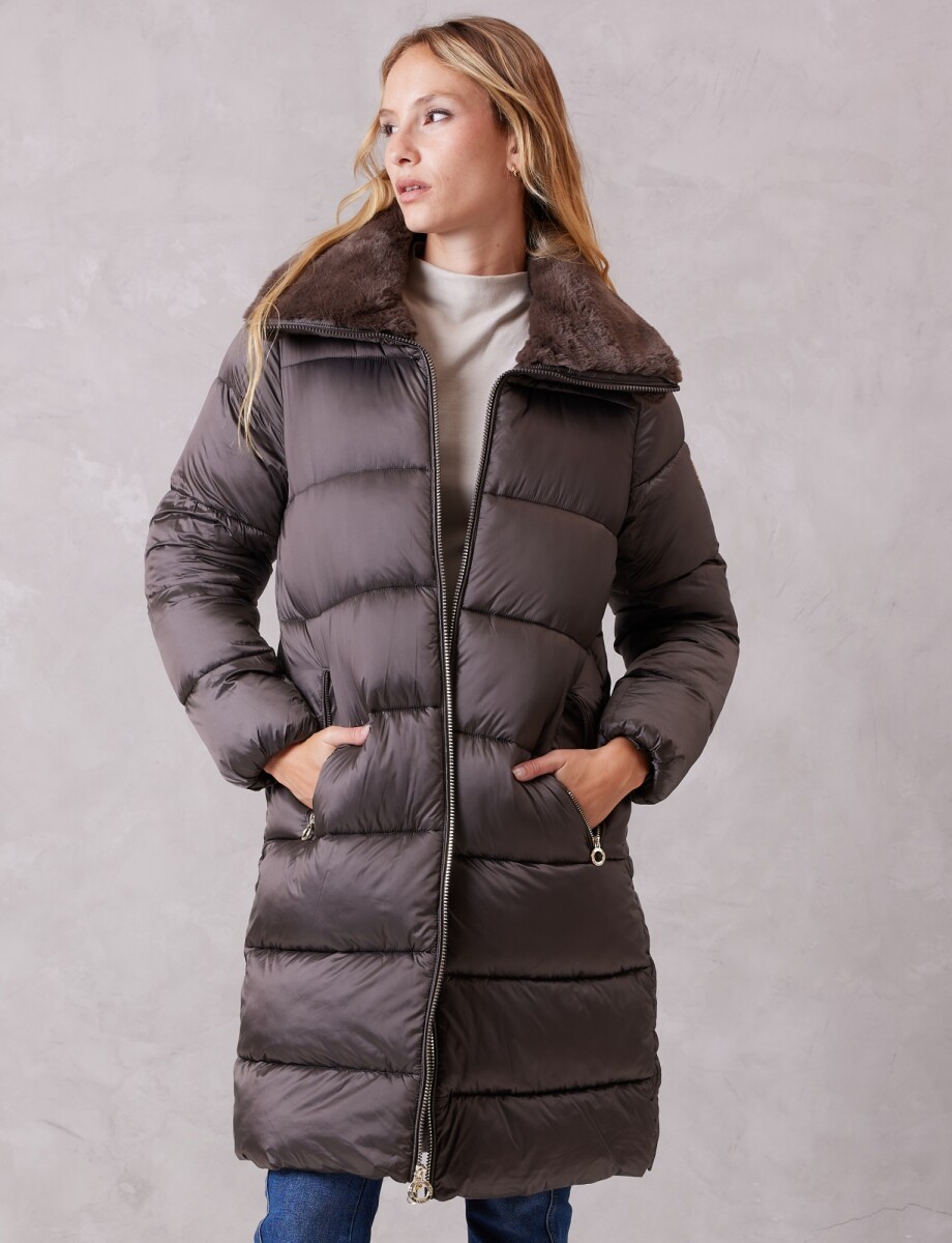 Campera Puffer Satinada Con Cuello De Piel - Marron 