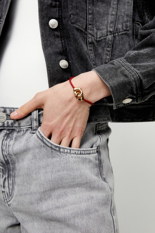 PULSERA DE CUERO ROJO CON MOSQUETÓN ENTRELAZADO BAÑADA EN ORO 18K Pulsera