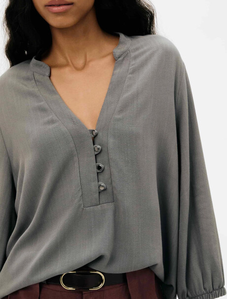 BLUSA ESCOTE V CON BOTONES GRIS
