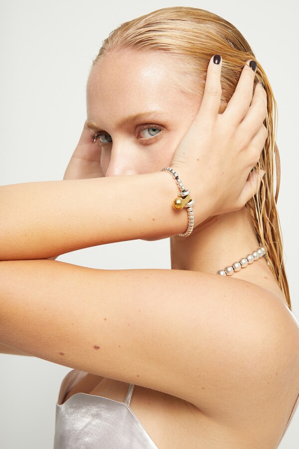 PULSERA DE BOLAS DE TAMAÑO PEQUEÑO BAÑADOS EN PLATE DE LEY Y BOLA GRANDE BAÑADA EN ORO 18K Pulsera