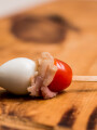 Pincho de huevo de codorniz, cherry y panceta Pincho de huevo de codorniz, cherry y panceta