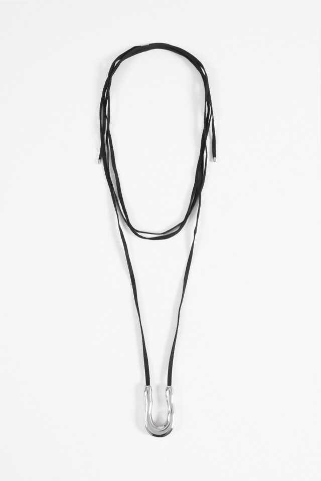 Collar cordón suede dije de acero plateado