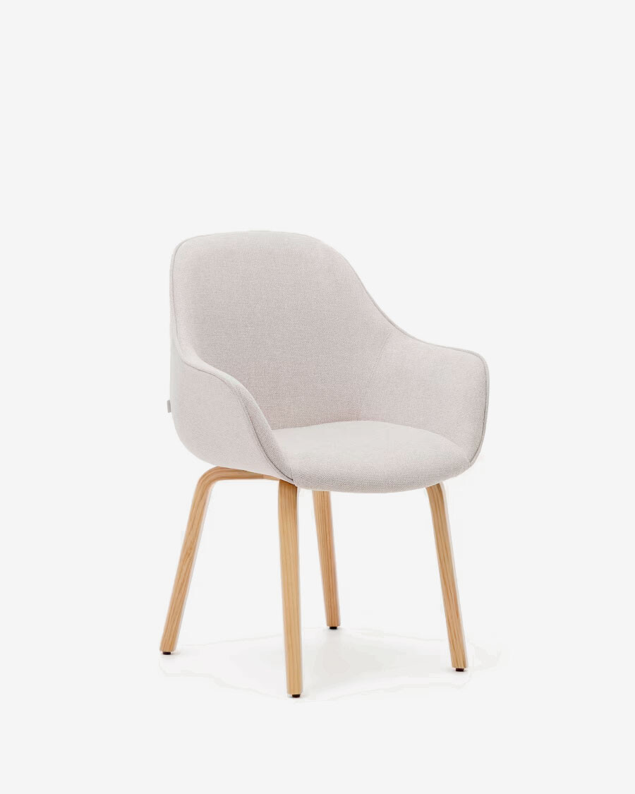Silla Aleli de chenilla beige y patas de madera maciza de fresno con acabado natural