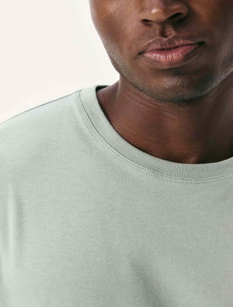 CAMISETAS BÁSICAS REGULAR WORLD VERDE