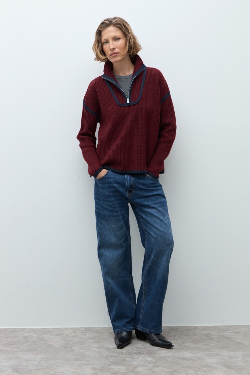 Sweater vivo en contraste bordo