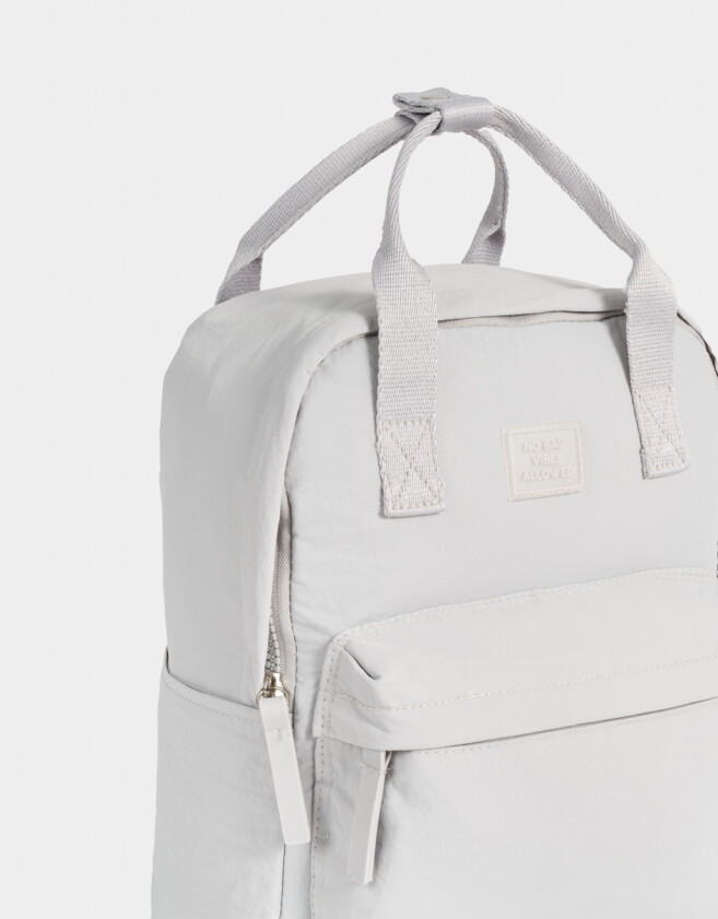 Mochilas Special Price Clasico Mochila Urbana No Bad Vibes Allowed - Gris Claro