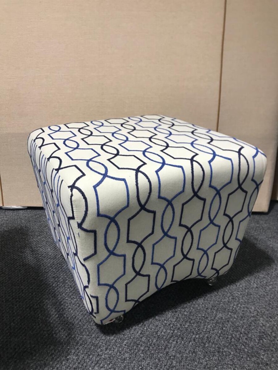 PUFF CON RUEDAS - TELA ESTAMPADA CLARA CON AZUL 