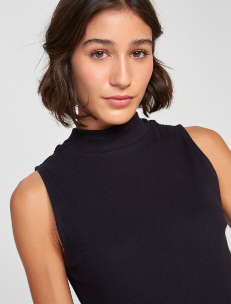 MUSCULOSA DE CUELLO ALTO EN TELA ACANALADA NEGRO