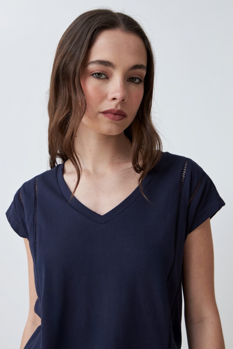 Remera escote en V con vainillas azul marino