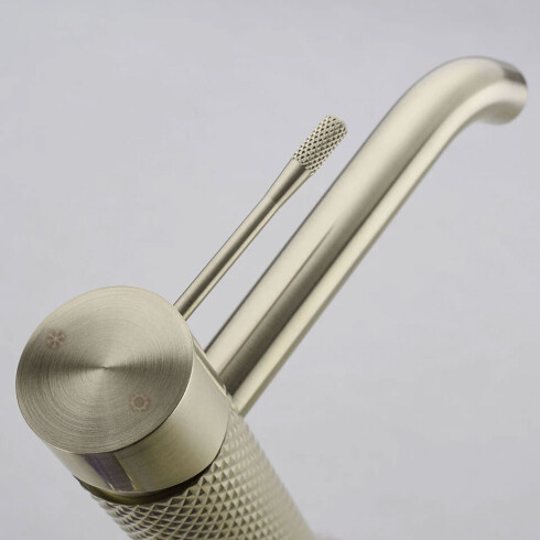 Griferia Lavatorio Bajo Cuerpo Labrado En Oro Cepillado - Serie Signature DORADO-BRUSHED GOLD
