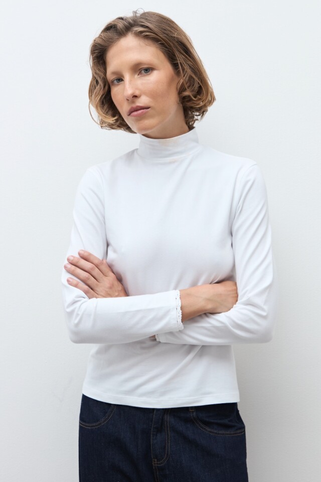 Remera puntilla en puños blanco