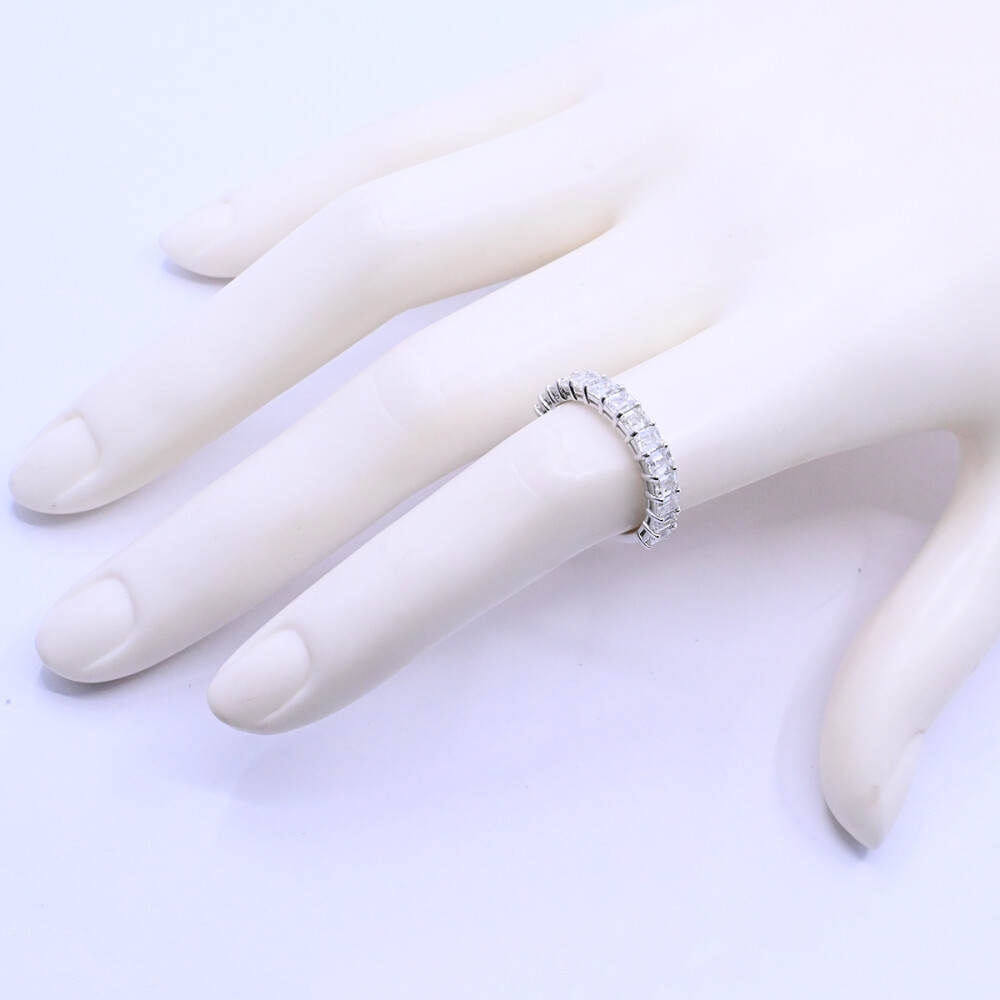 Anillo medio sin fin 18k blanco con 14 brillantes tallado esmeralda. Anillo medio sin fin 18k blanco con 14 brillantes tallado esmeralda.