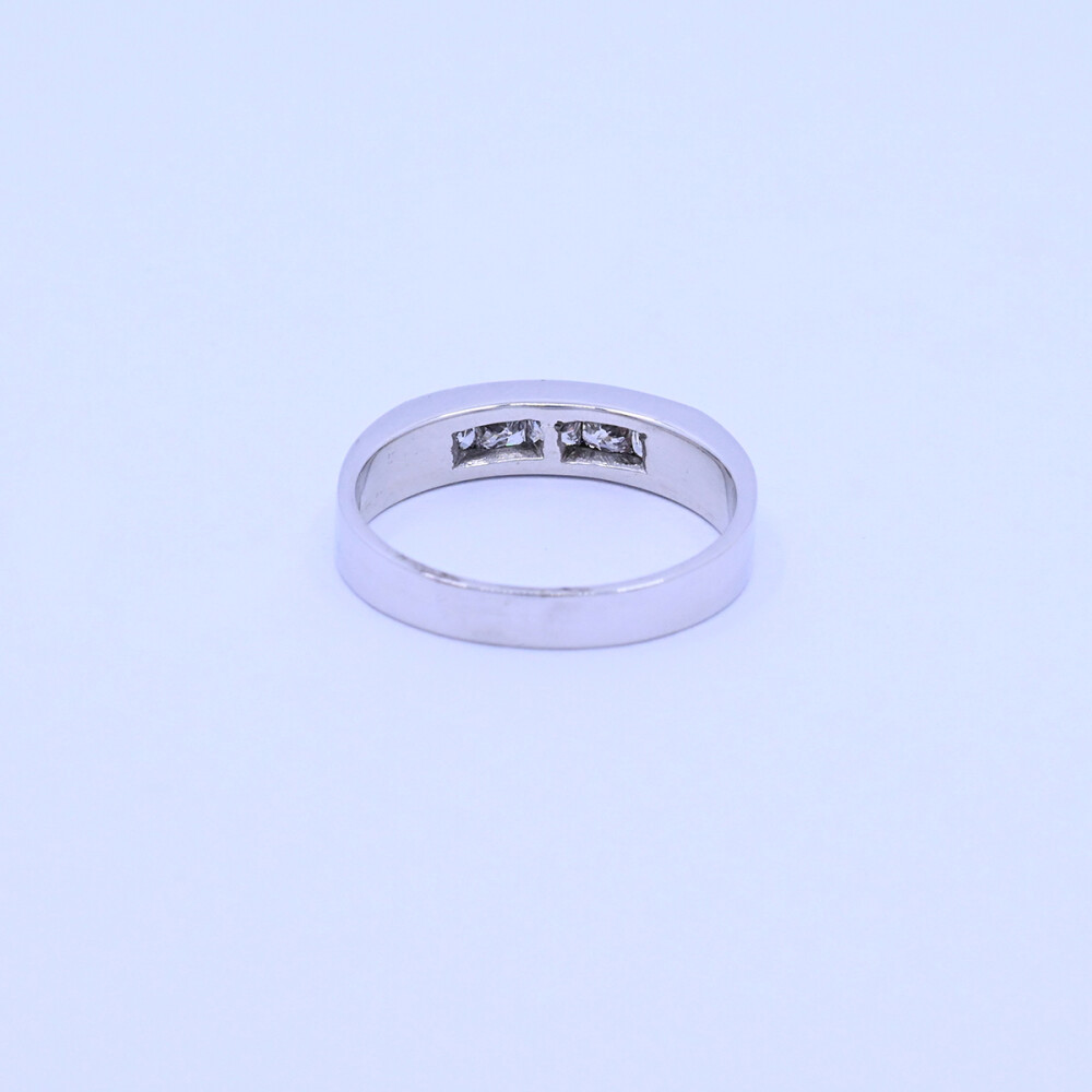 Anillo medio sin fin oro 18k blanco engarce carril y brillantes princesa. Anillo medio sin fin oro 18k blanco engarce carril y brillantes princesa.