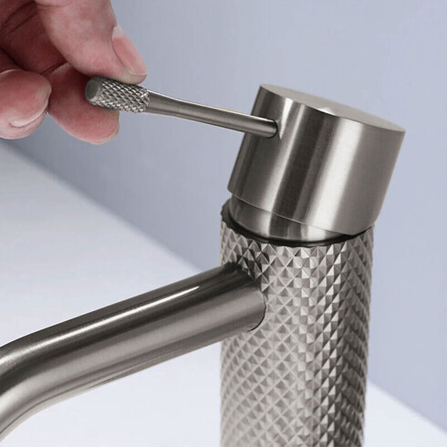 GRIFERIA LAVATORIO BAJO BRUSHED NICKEL - SIGNATURE GRIS-BRUSHED NICKEL