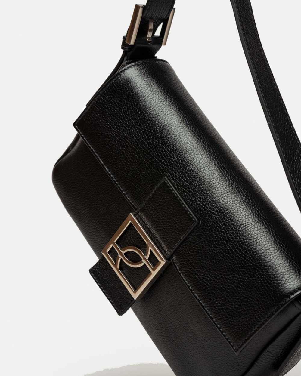 Cartera al hombro Signature en cuero graneado Negro