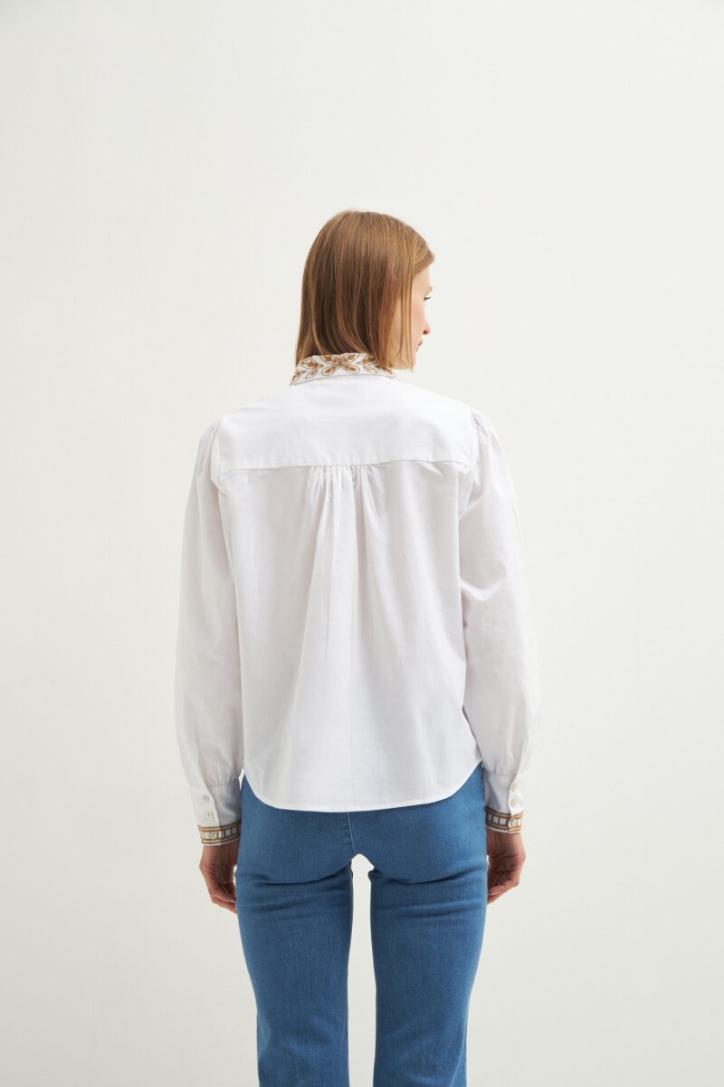 Camisa con cuello bordado blanco