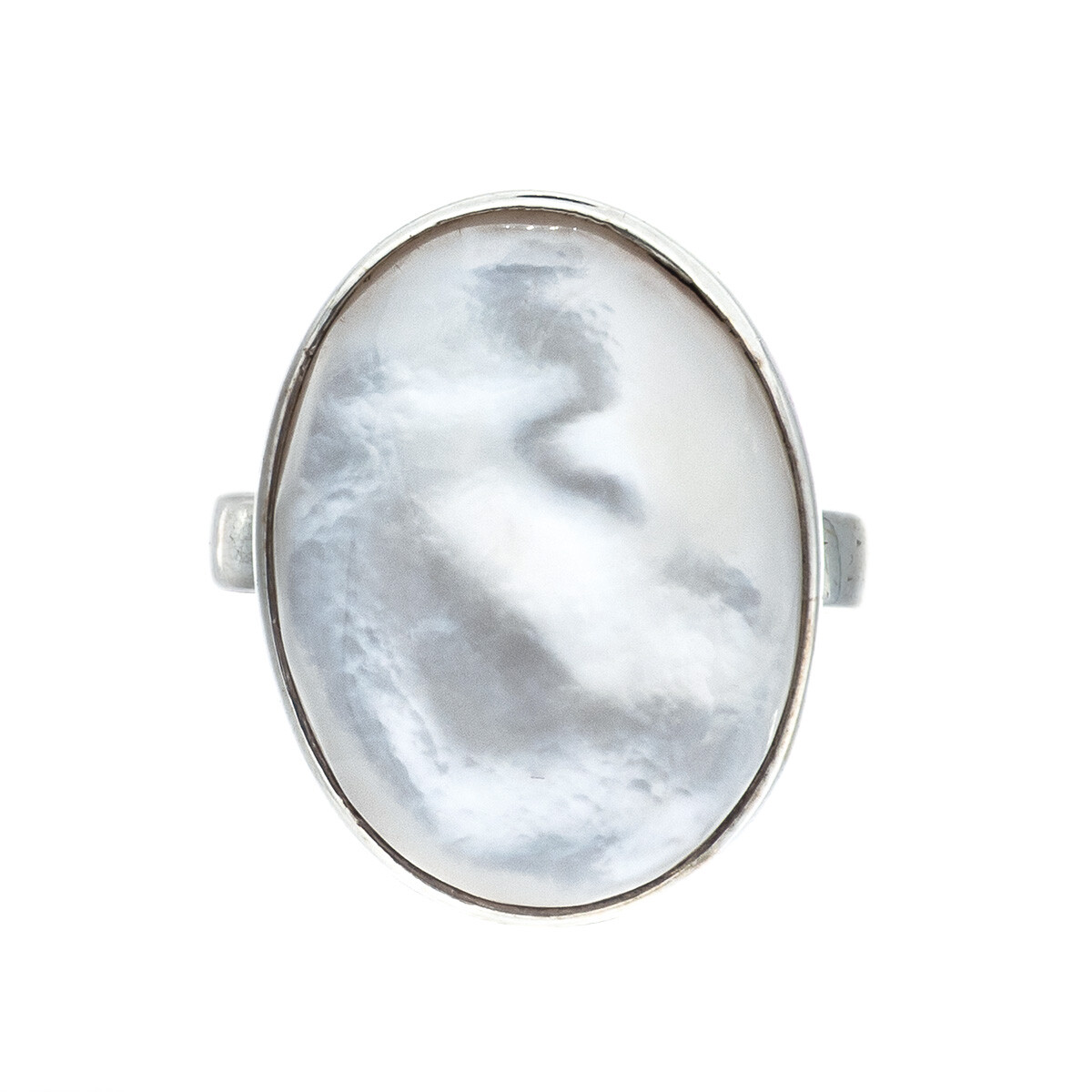 Anillo de plata y nácar. 