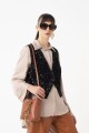 VEST DE LENTEJUELAS CON BOTON Negro