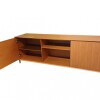 Rack madera con 2 puertas laminadas madera con listones y estante, patas metal. Rack madera con 2 puertas laminadas madera con listones y estante, patas metal.