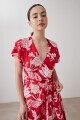 Vestido cruzado con estampa floral rojo
