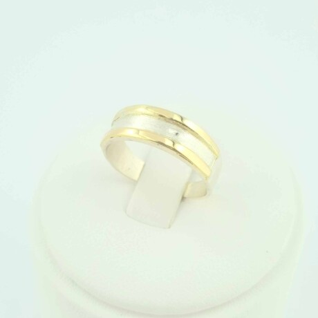 Anillo arenado de Plata 925 con double en Oro 18k. Anillo arenado de Plata 925 con double en Oro 18k.