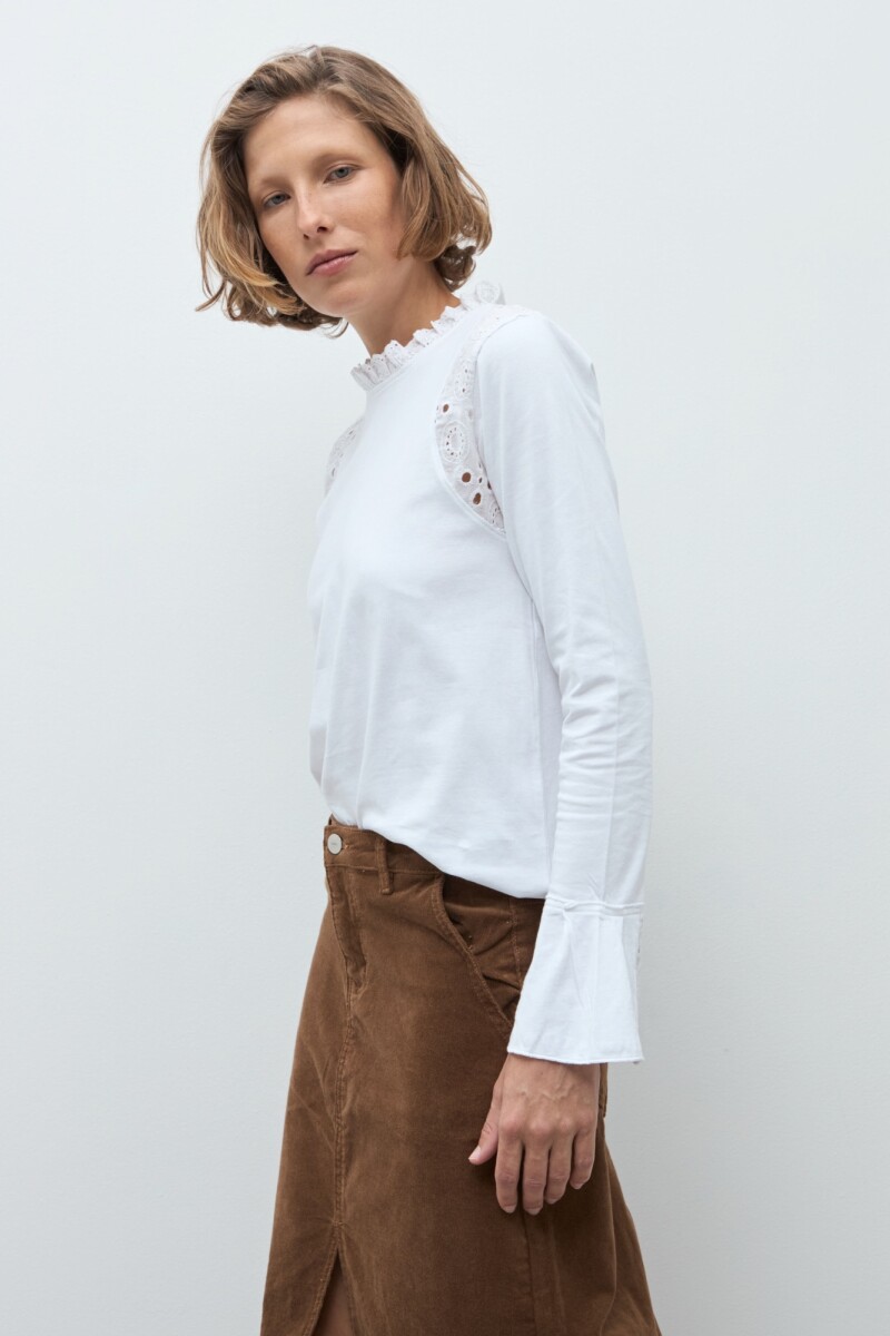 Remera con broderie blanco