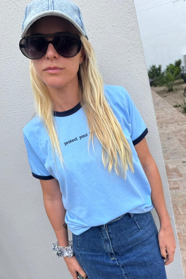 Remera Retro Frase Celeste