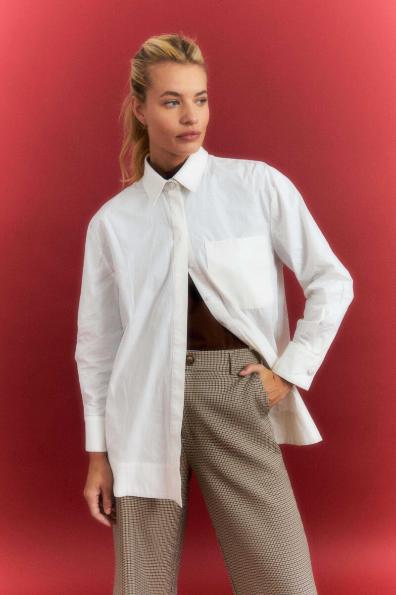 Camisa oversize combinada con ecocuero blanco
