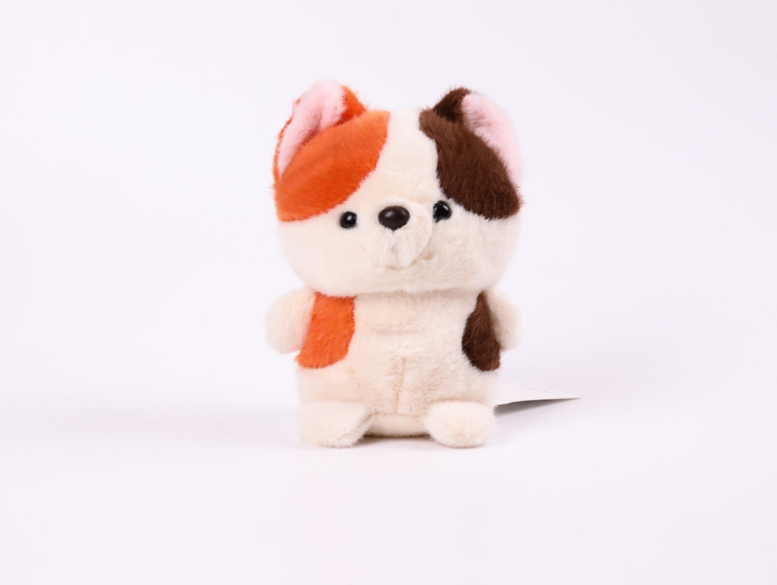 PELUCHE DE GATO ATIGRADO EN POSICIÓN SENTADA 