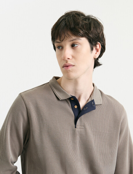 520912 REMERA HARRY Kaki