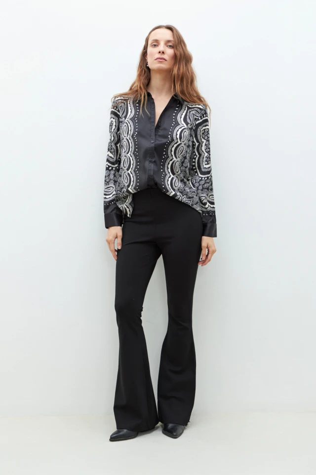 Camisa con estampa arabescos negro