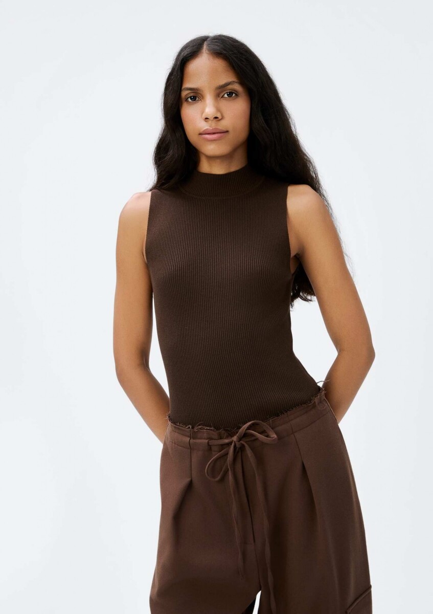 MUSCULOSA EN TELA ACANALADA CON CUELLO ALTO - MARRÓN 
