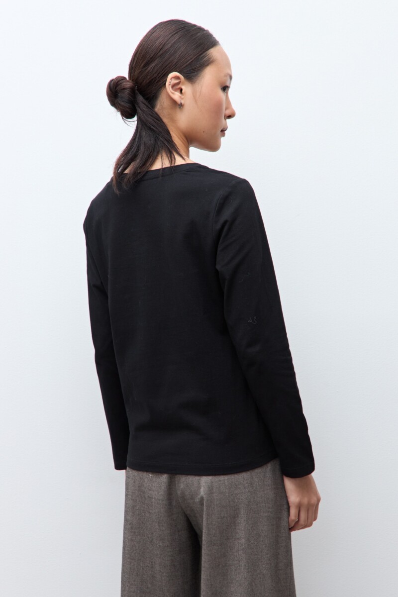 Remera con botones en puños negro