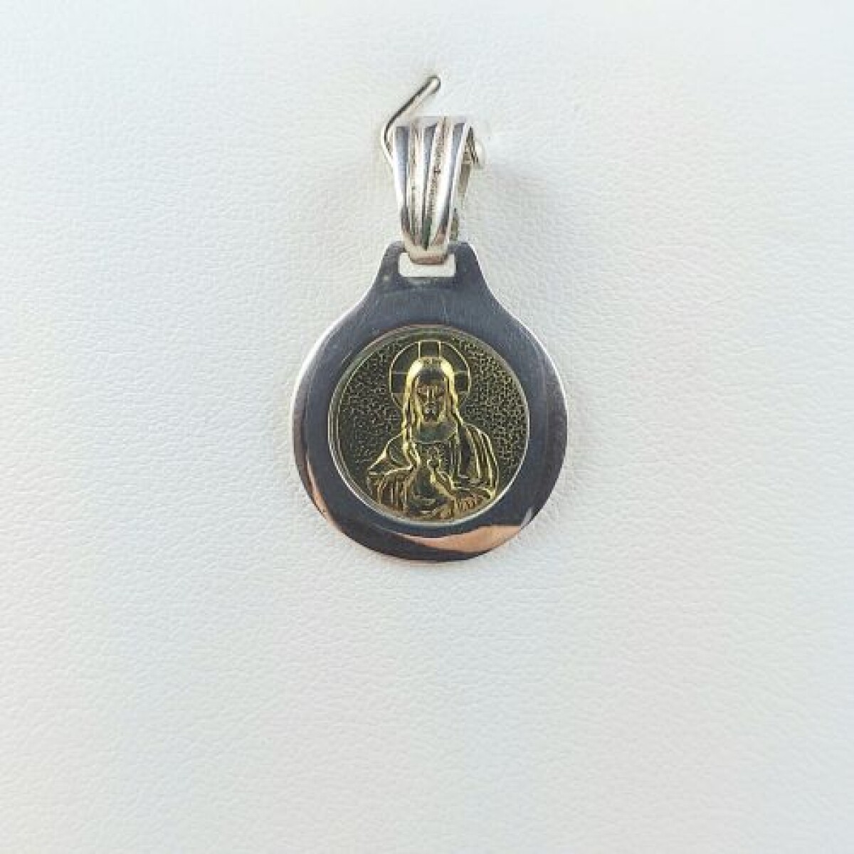 Medalla Religiosa Sagrado Corazón de plata 925 y double de oro 18 Ktes. Diámetro total 1.6 cm, espesor 1 mm. 